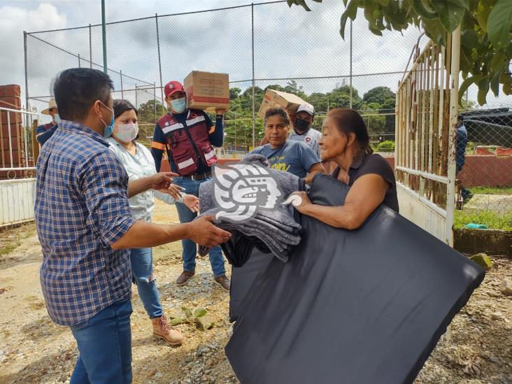 Entregan apoyos a familias afectadas por las lluvias en Villa Cuichapa