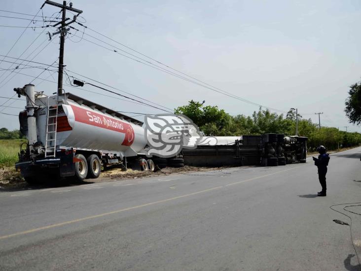 Pesado tráiler termina volcado sobre la carretera federal 140 Veracruz-Xalapa