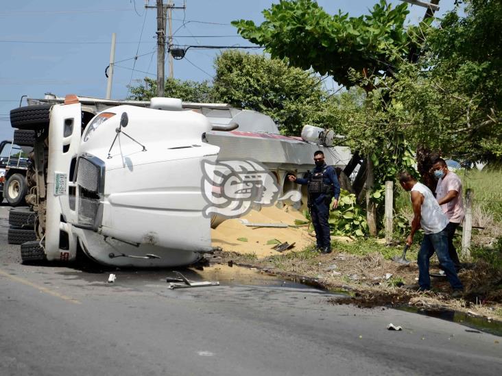 Pesado tráiler termina volcado sobre la carretera federal 140 Veracruz-Xalapa