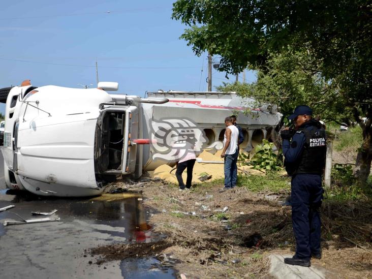 Pesado tráiler termina volcado sobre la carretera federal 140 Veracruz-Xalapa