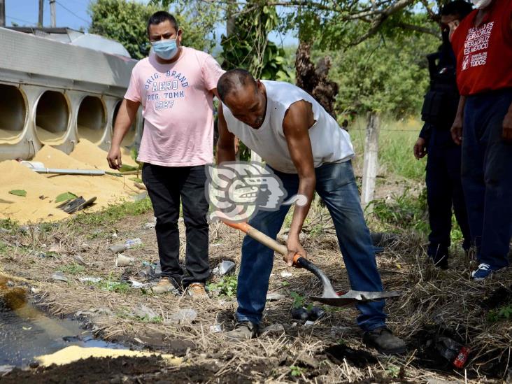 Pesado tráiler termina volcado sobre la carretera federal 140 Veracruz-Xalapa