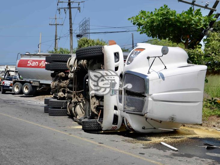 Pesado tráiler termina volcado sobre la carretera federal 140 Veracruz-Xalapa