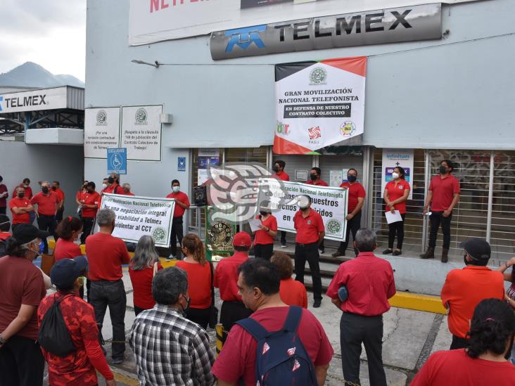 Empleados protestan en Telmex de Orizaba; exigen respeto a sus derechos laborales