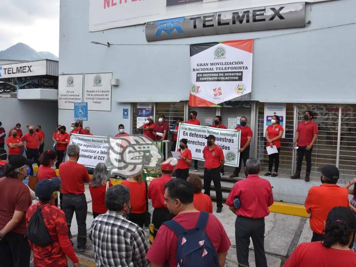 Empleados protestan en Telmex de Orizaba; exigen respeto a sus derechos laborales