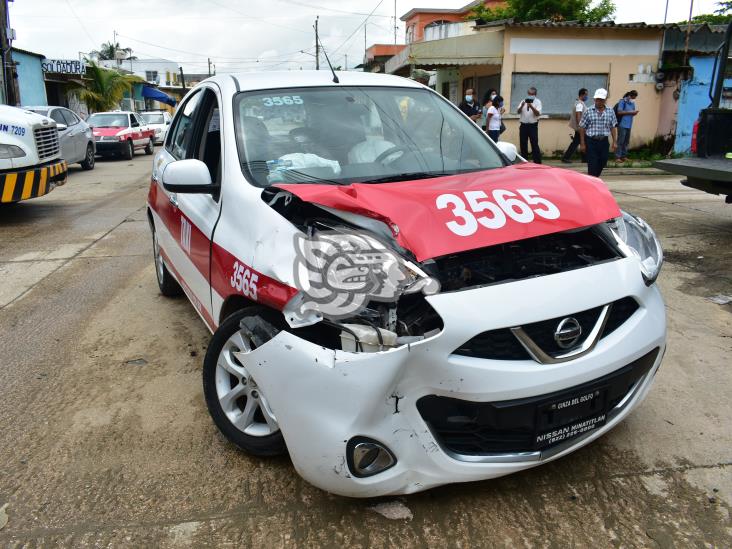 Taxista no respeta preferencia e impacta camioneta en Coatzacoalcos