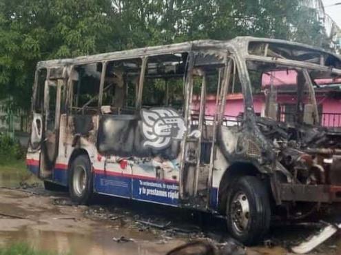 Autobús queda reducido a chatarra tras incendio en Coatzacoalcos