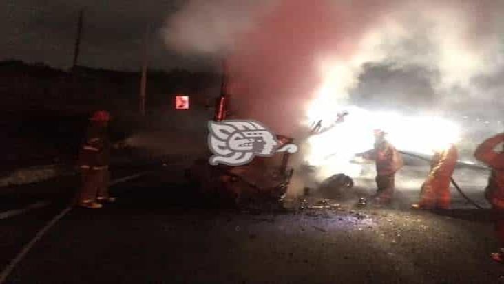 Se incendia tráiler en Paso de Ovejas