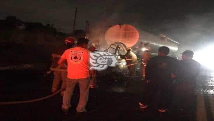 Se incendia tráiler en Paso de Ovejas