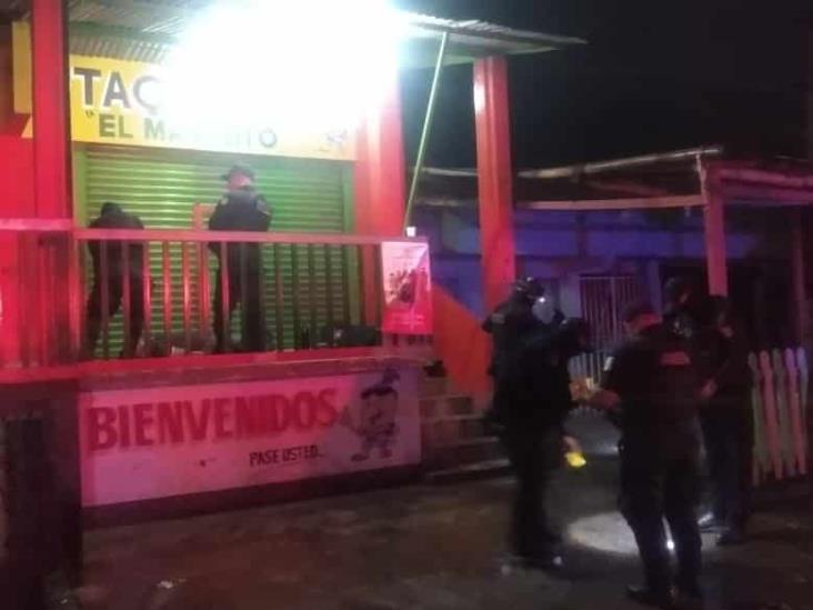 Asesinan a par de hombre a las afueras de negocio en Martinez de la Torre