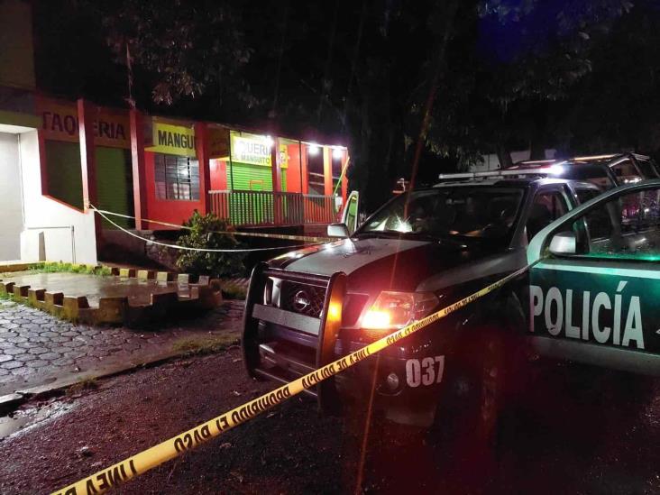 Asesinan a par de hombre a las afueras de negocio en Martinez de la Torre