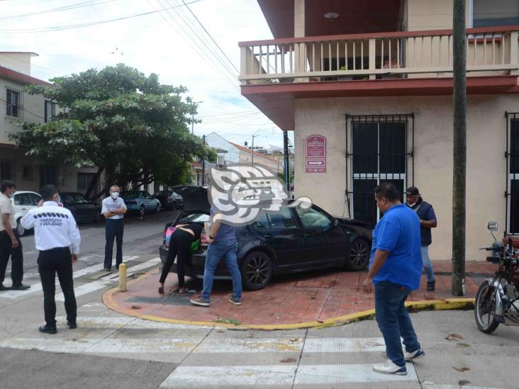 Conductor termina impactado en fachada de vivienda en barrio de La Huaca