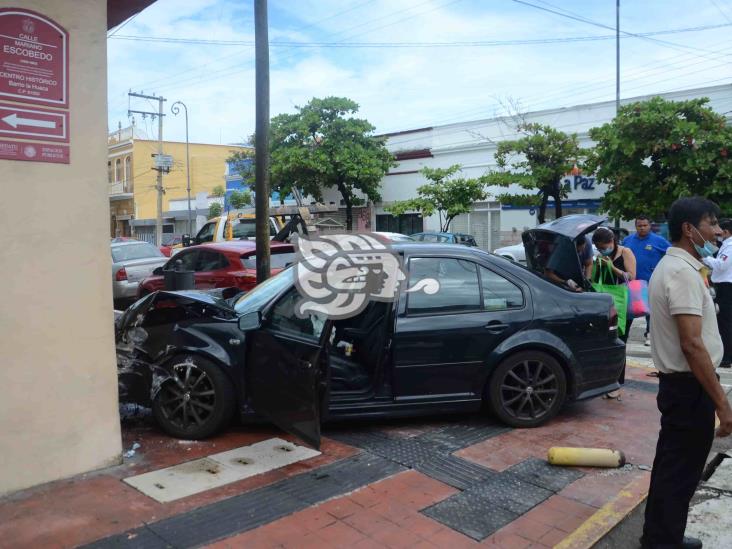 Conductor termina impactado en fachada de vivienda en barrio de La Huaca