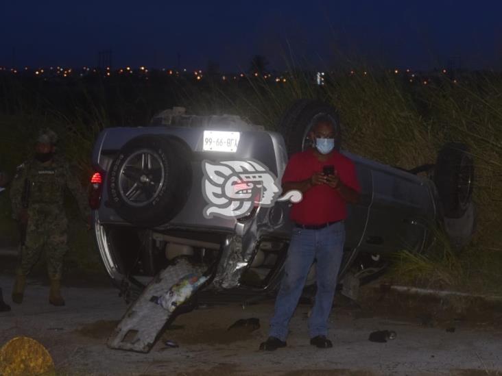 Vuelca camioneta tras perder una llanta en la Veracruz Cardel