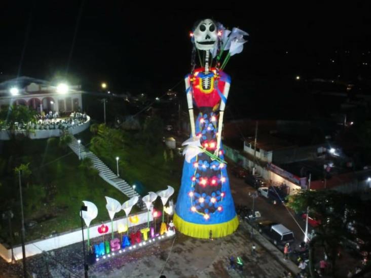 Catrina gigante colorea centro de Misantla y da cuenta de riqueza de Día de Muertos