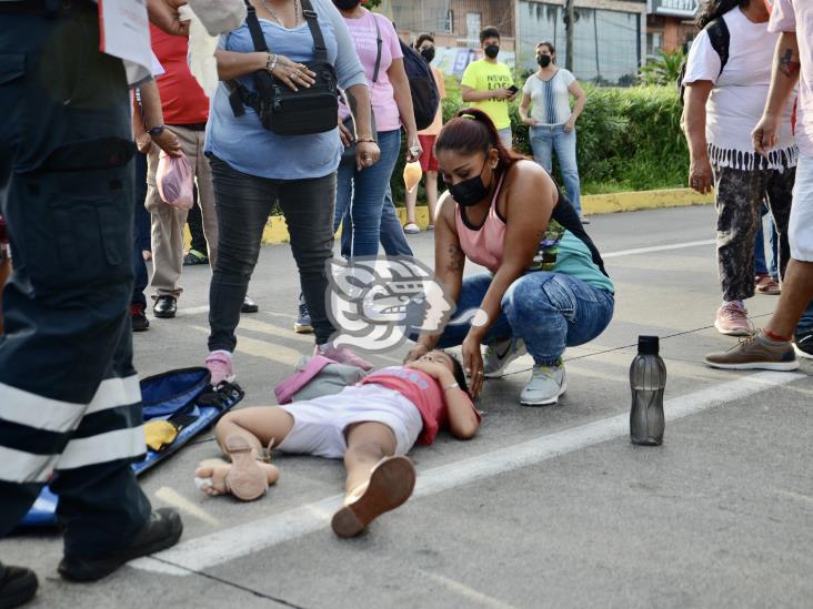 Motociclista se pasa el alto; atropella a abuelita y nieta en Veracruz