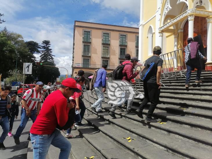 Llegan peregrinos a catedral de Xalapa por día de San Rafael Guízar