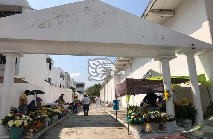 Panteón de Boca del Río abierto durante festividades de día de Muertos
