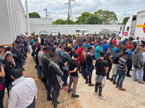 Rescatan a 334 migrantes de un tráiler en Cosamaloapan