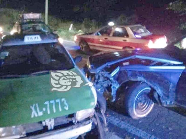 Choque entra taxi y auto deja dos lesionados en Coacoatzintla