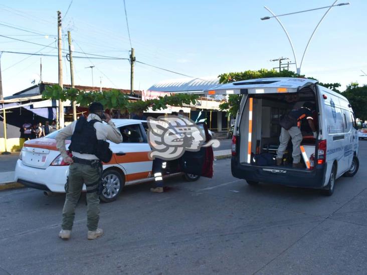 Ataque armado en sitio de taxis de Acayucan; un muerto y un herido 