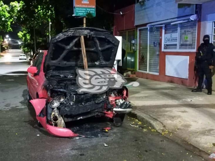 Se incendia vehículo durante la madrugada en Coatzacoalcos