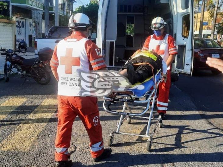 Un herido tras choque de taxista y motociclista en calles del puerto