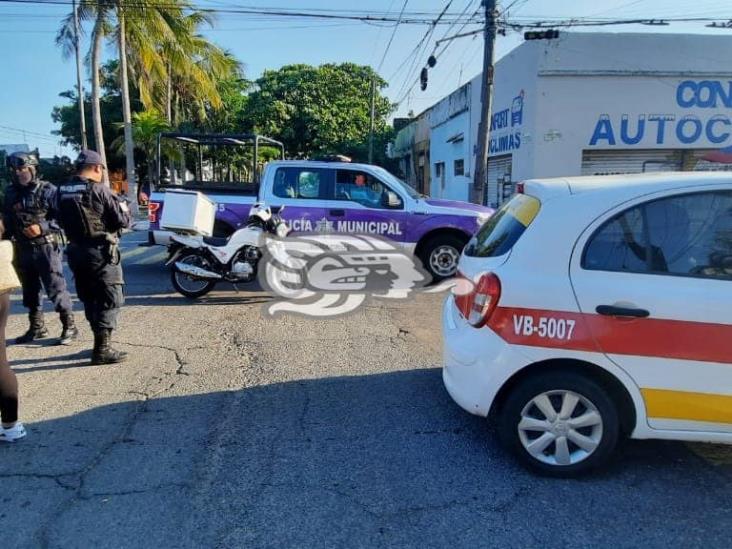 Un herido tras choque de taxista y motociclista en calles del puerto