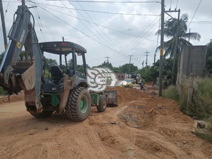 Material y maquinaria obstruye acceso a hospital de Las Choapas