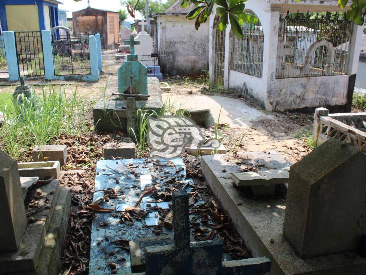 Cementerios de Agua Dulce lucen sucios y deteriorados