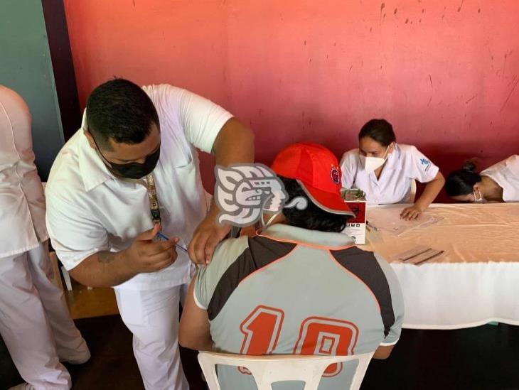 Aplican segunda dosis de vacuna vs covid a treintañeros de Boca del Río