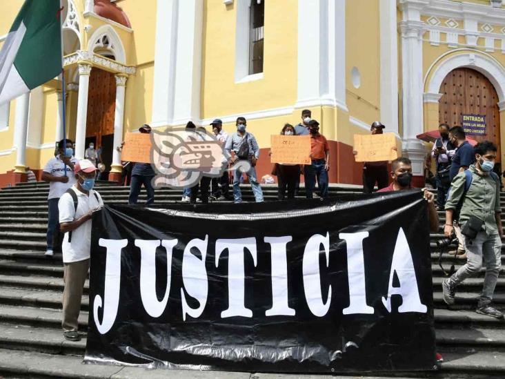 Protestan en Xalapa ex policías municipales de Poza Rica