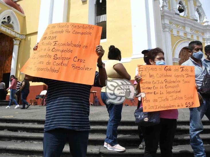 Protestan en Xalapa ex policías municipales de Poza Rica