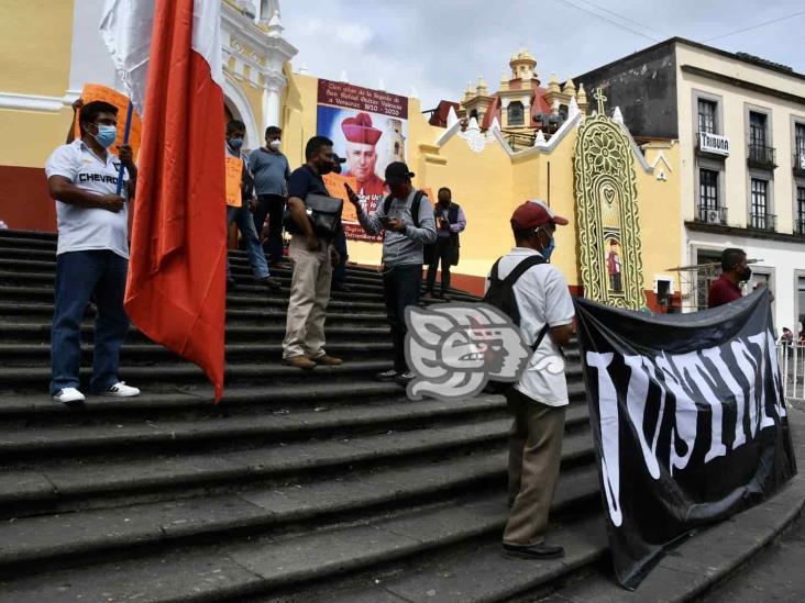 Protestan en Xalapa ex policías municipales de Poza Rica