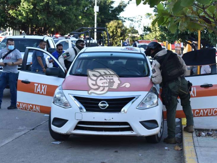 Entre la vida y la muerte taxista tras ataque armado en Acayucan