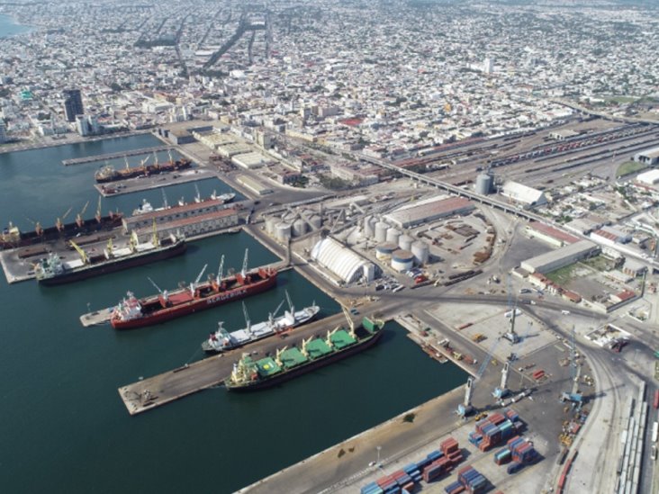 Puerto de Veracruz lidera en movimiento de carga por tonelaje nacional