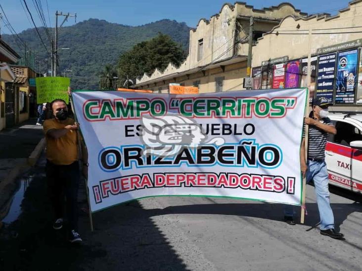 Con marcha, habitantes de Cerritos protestan ante el despojo del campo deportivo