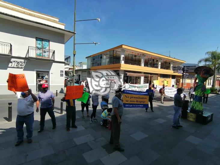 Con marcha, habitantes de Cerritos protestan ante el despojo del campo deportivo