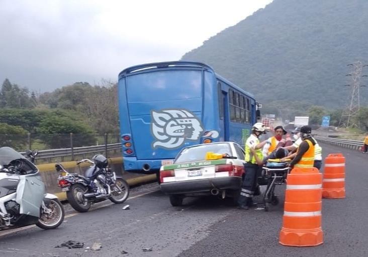 Un herido y daños materiales deja choque entre camión y taxi, en Nogales