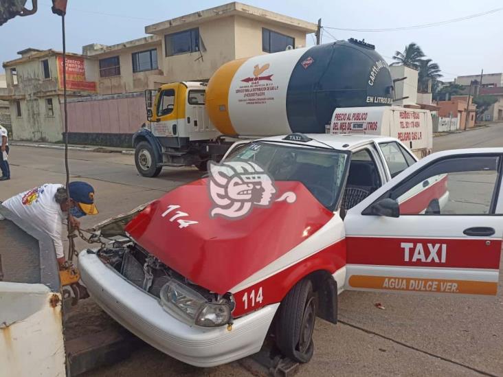 Taxi de Agua Dulce choca contra repartidora de gas en Coatzacoalcos