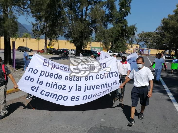 Con marcha, habitantes de Cerritos protestan ante el despojo del campo deportivo