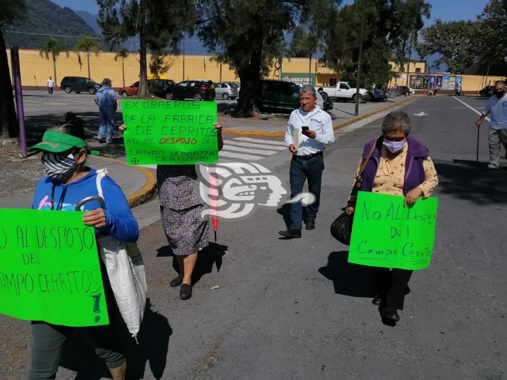 Con marcha, habitantes de Cerritos protestan ante el despojo del campo deportivo