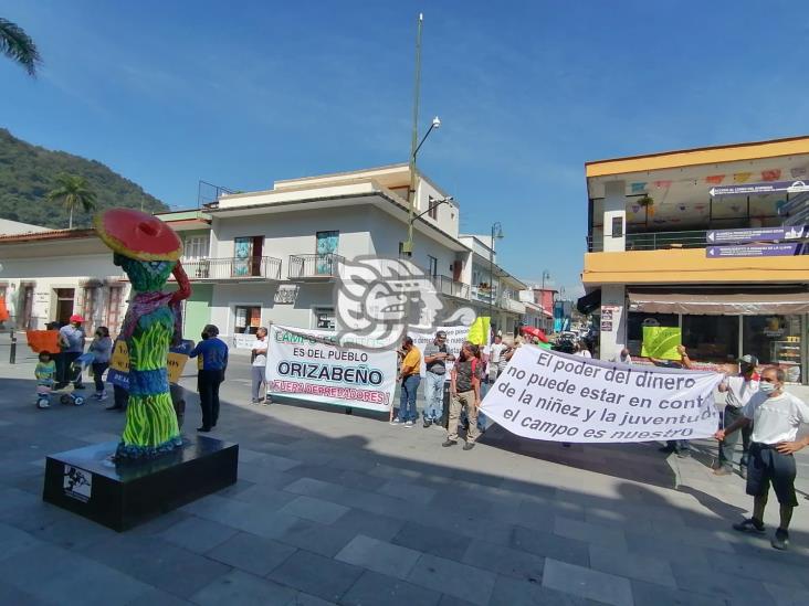 Con marcha, habitantes de Cerritos protestan ante el despojo del campo deportivo