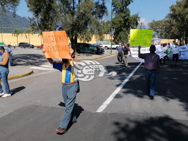 Con marcha, habitantes de Cerritos protestan ante el despojo del campo deportivo