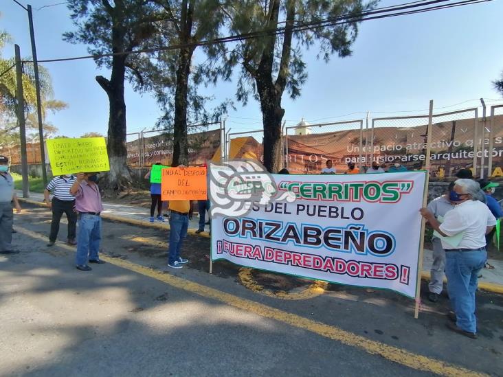 Con marcha, habitantes de Cerritos protestan ante el despojo del campo deportivo