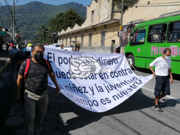 Con marcha, habitantes de Cerritos protestan ante el despojo del campo deportivo