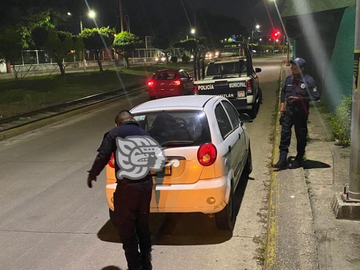 Auto abandonado moviliza a policías en Minatitlán