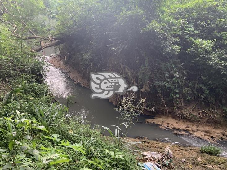 Aguas negras acaban con arroyos y predios en Acayucan