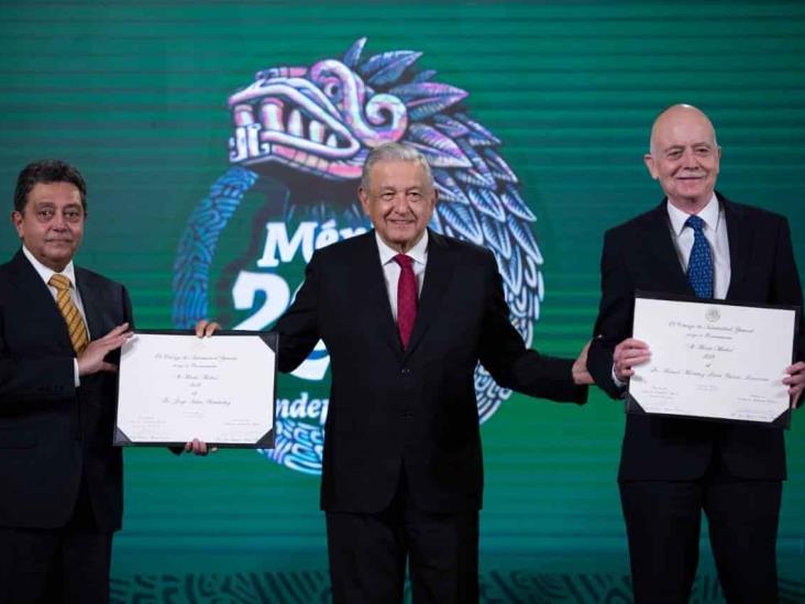 Entrega AMLO Reconocimiento al Mérito Médico 2021