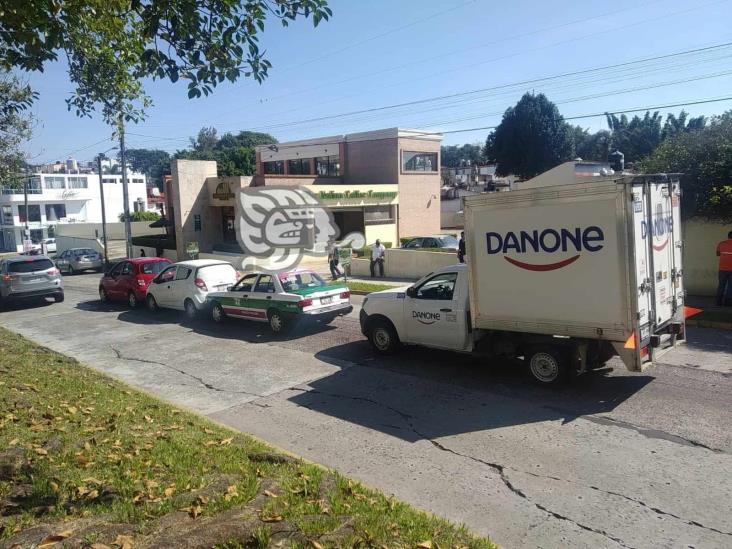 Camioneta causa carambola en Maestros Veracruzanos