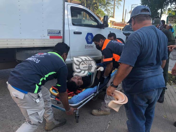 Empleado de grúas herido tras choque en Acayucan 